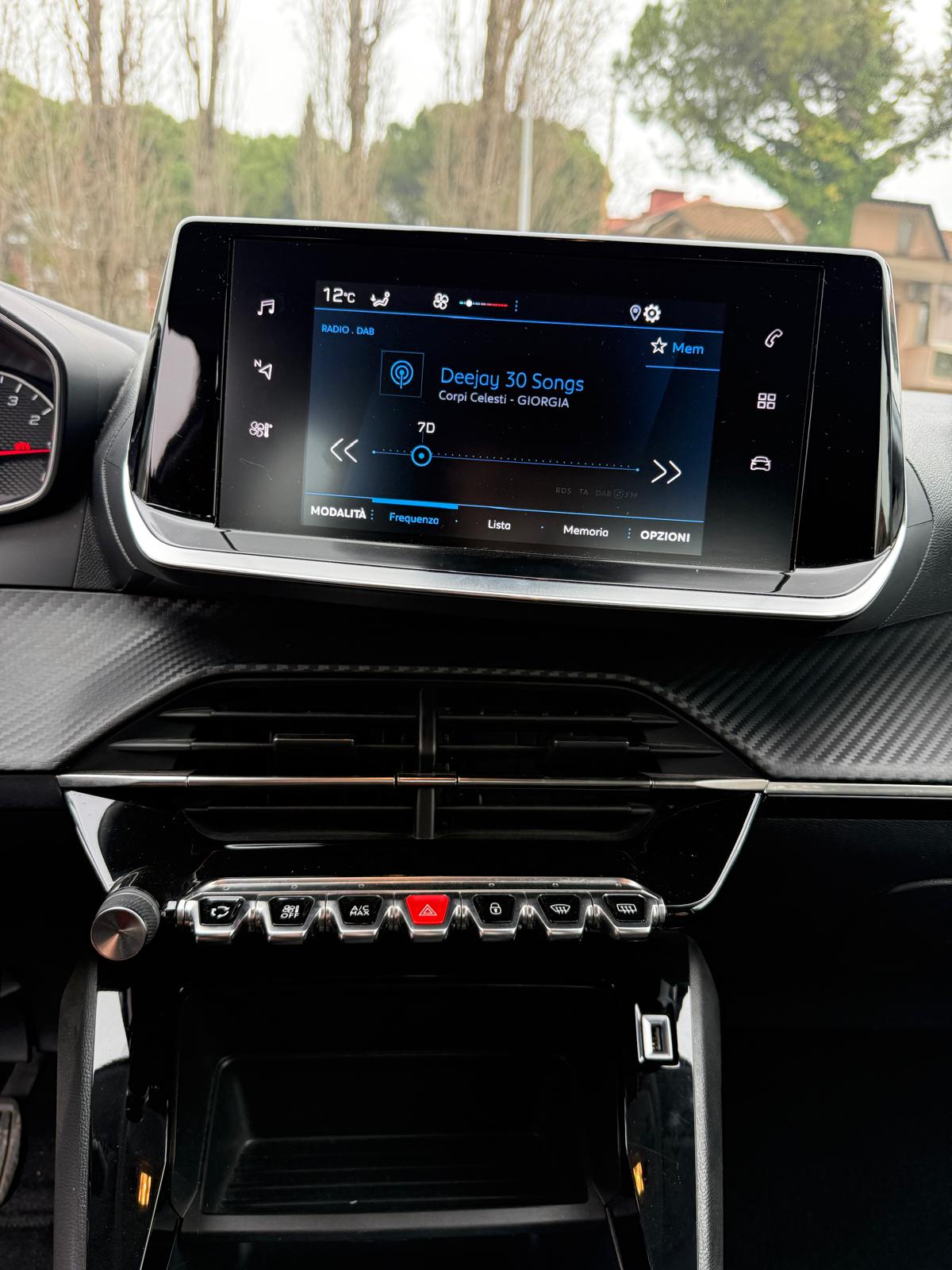 Peugeot 208 - immagine 10