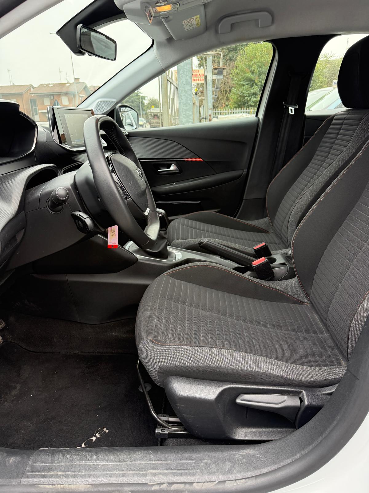 Peugeot 208 - immagine 12